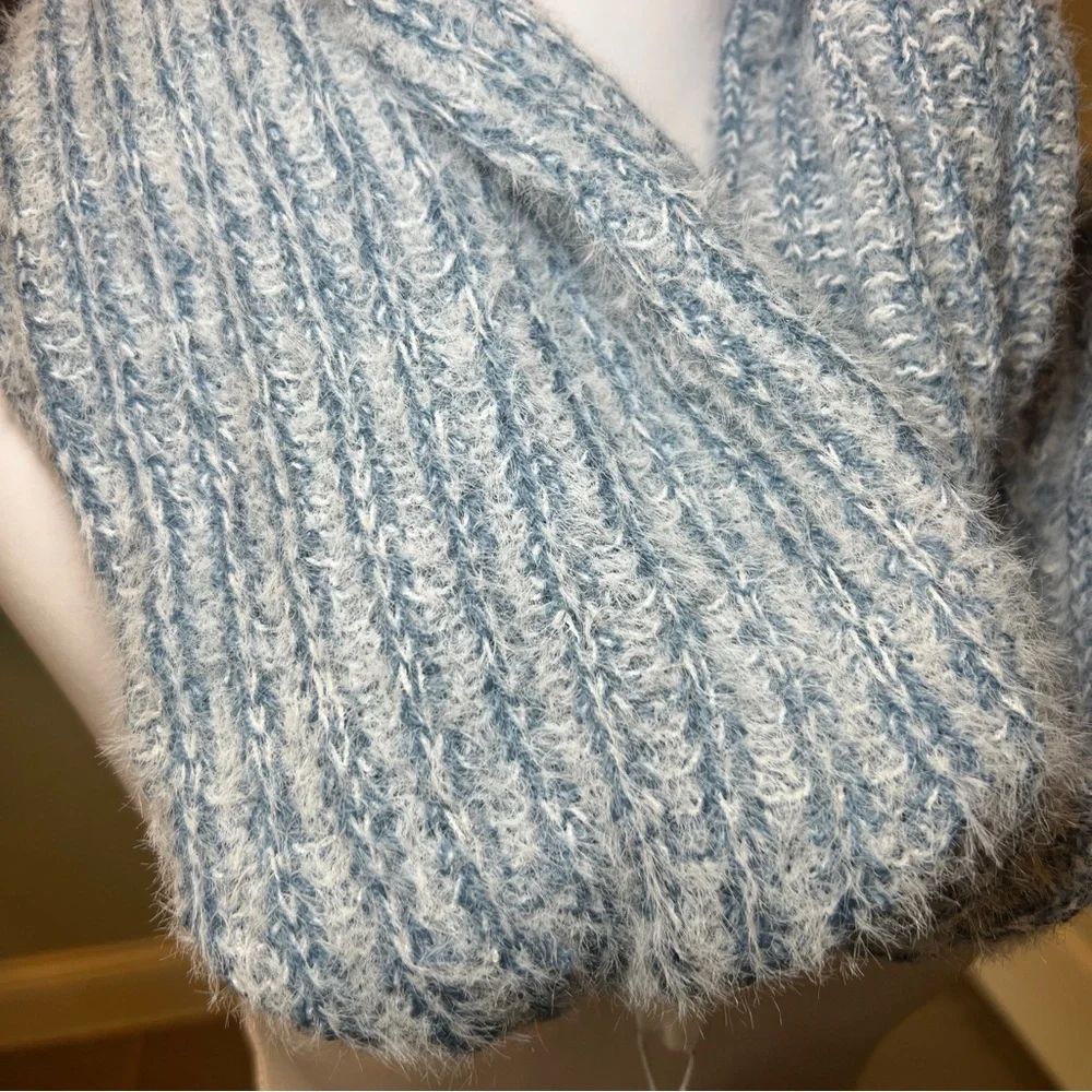 NWT Justin &‎ Taylor Light Blue and White Cozy Scarf